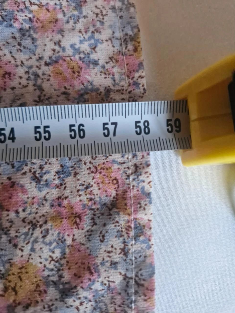 Vrouwelijke top met fluïde bloemen en pofmouwen - Meerkleurig - Maat S – photo 10